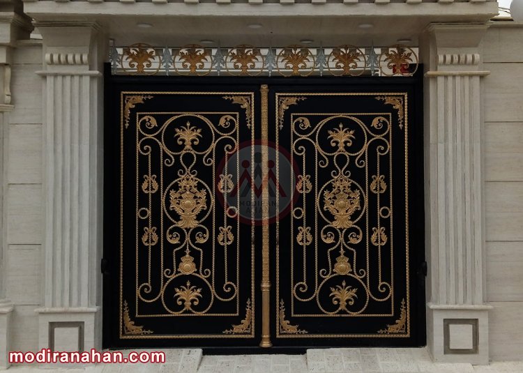 درب ورودی ساختان با تزئینات فرفوژه به رنگ طلایی