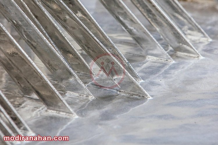 فرو بردن قطعات فولادی در حوضچه ی روی مذاب برای تولید فولاد گالوانیزه